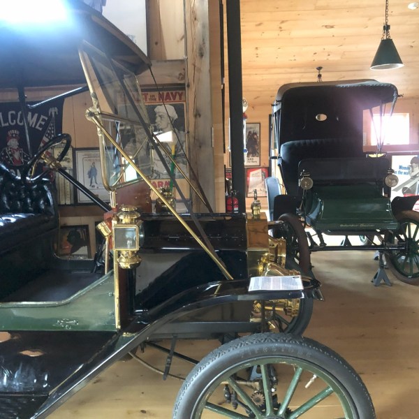 a motorcycle is parked on the side of a building